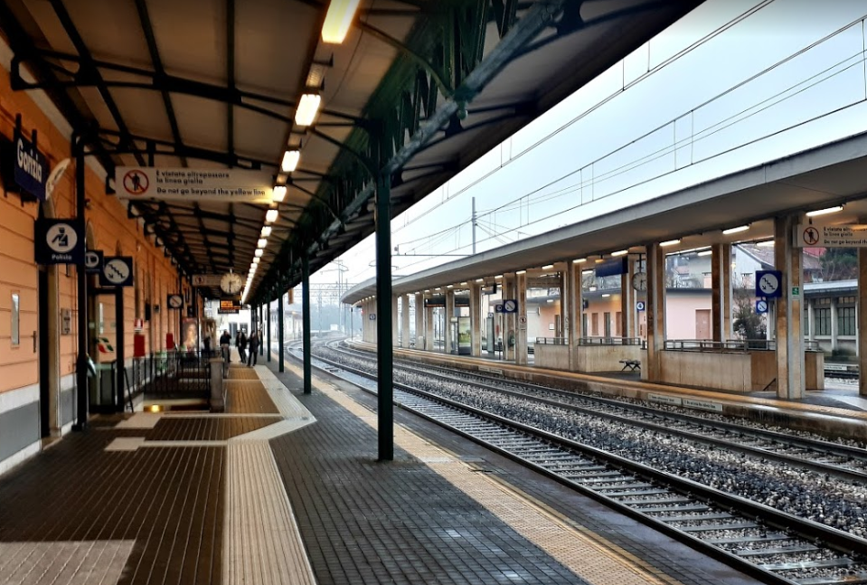 Investita sulla linea ferroviaria Trieste-Venezia, traffico treni in tilt